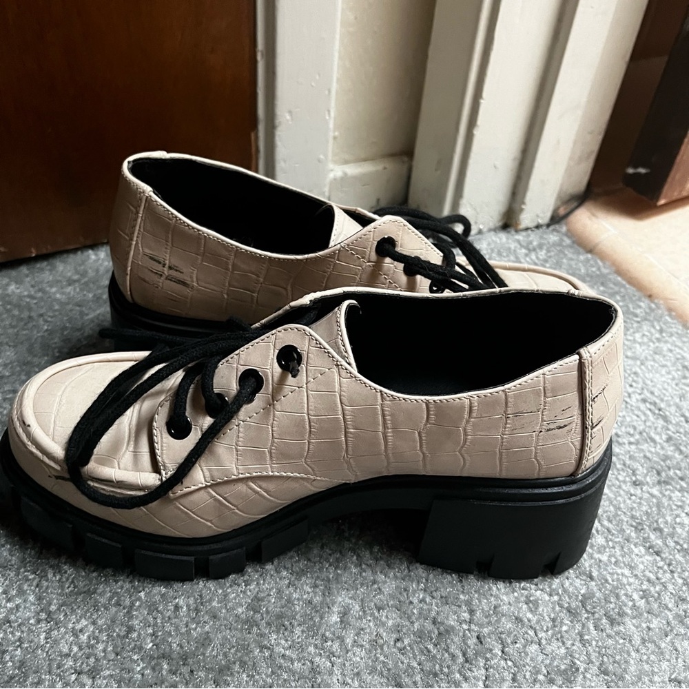 Heeled cream loafer Oxford shoes